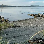 Nyaraló Peaceful Log By The Fjord On