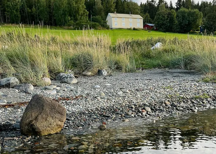 Ferienhaus Peaceful Log By The Fjord On Ytteroy