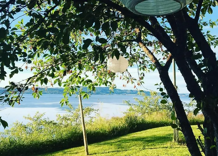 Peaceful Log By The Fjord On Ferienhaus Ytteroy