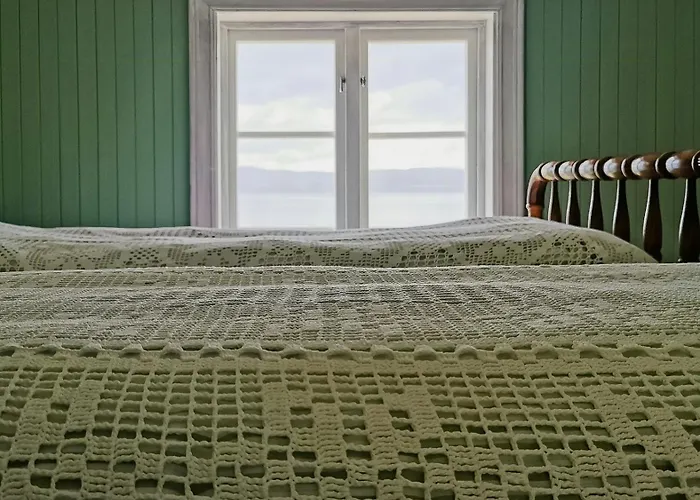 Ferienhaus Peaceful Log By The Fjord On